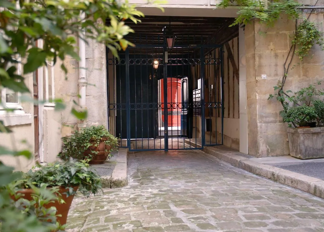 The Sleeping Lion * Parigi