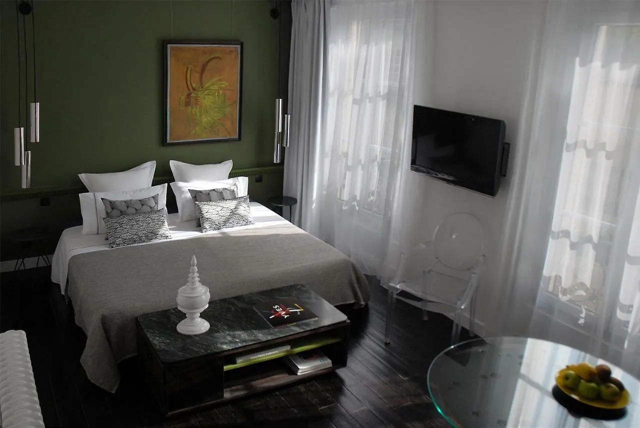 The Sleeping Lion Apartment *